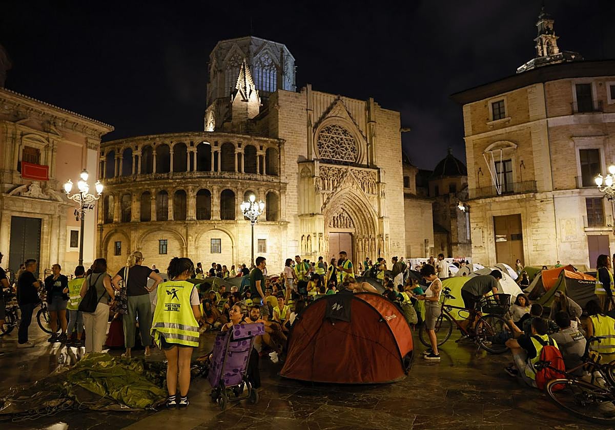 Un grupo de profesores acampa de forma indefinida en la plaza de la Virgen