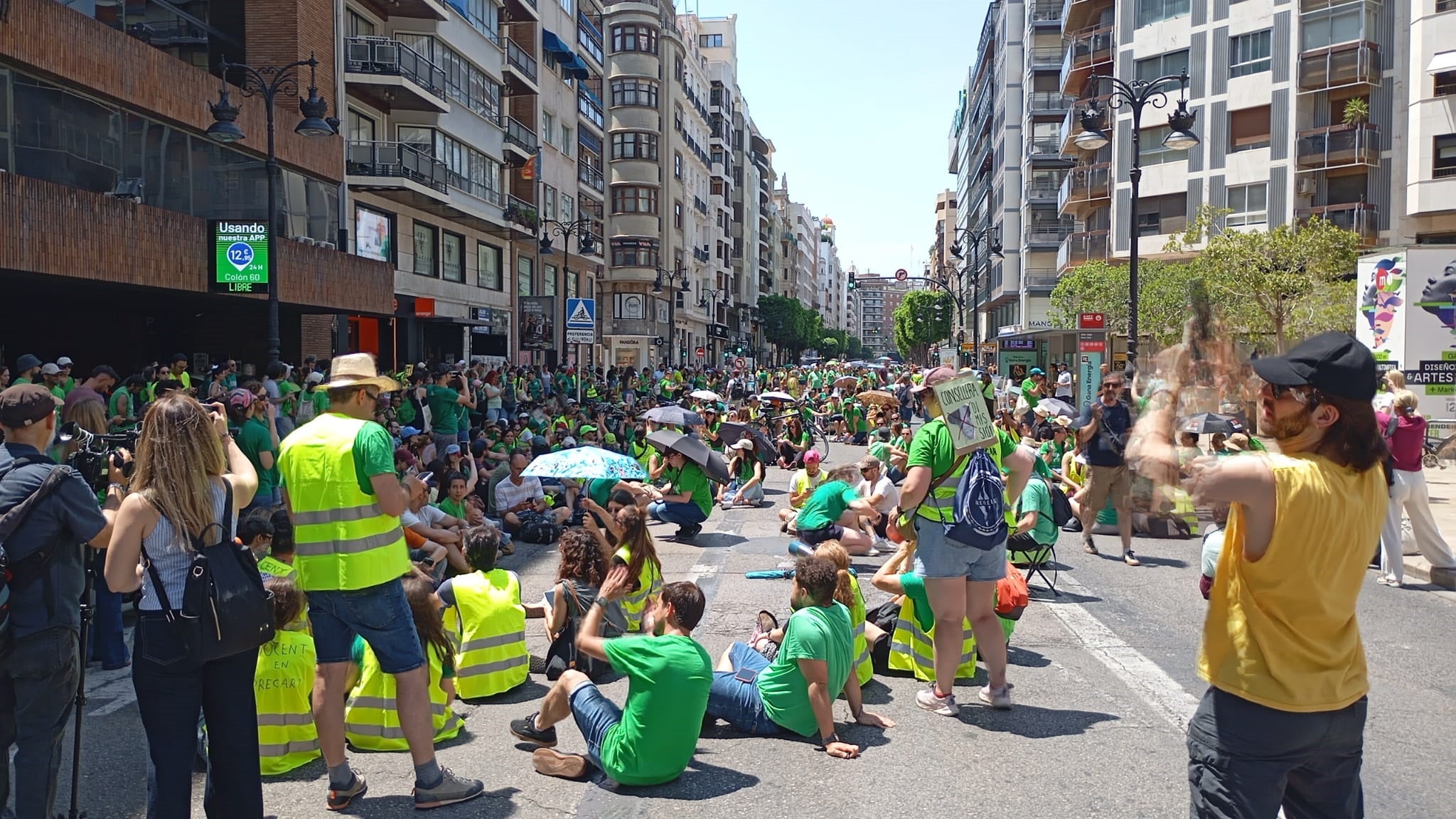 La Delegación del Gobierno se inhibe de la manifestación de cientos de profesores que corta el centro de Valencia