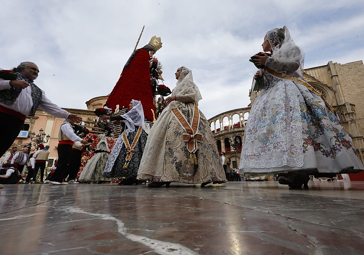 El tercer día de Ofrenda, el debate está en las fallas