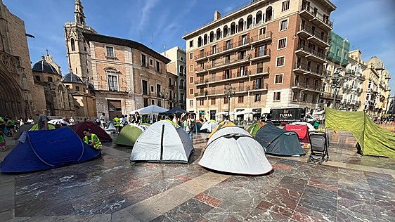 Un grupo de profesores acampa de forma indefinida en la plaza de la Virgen