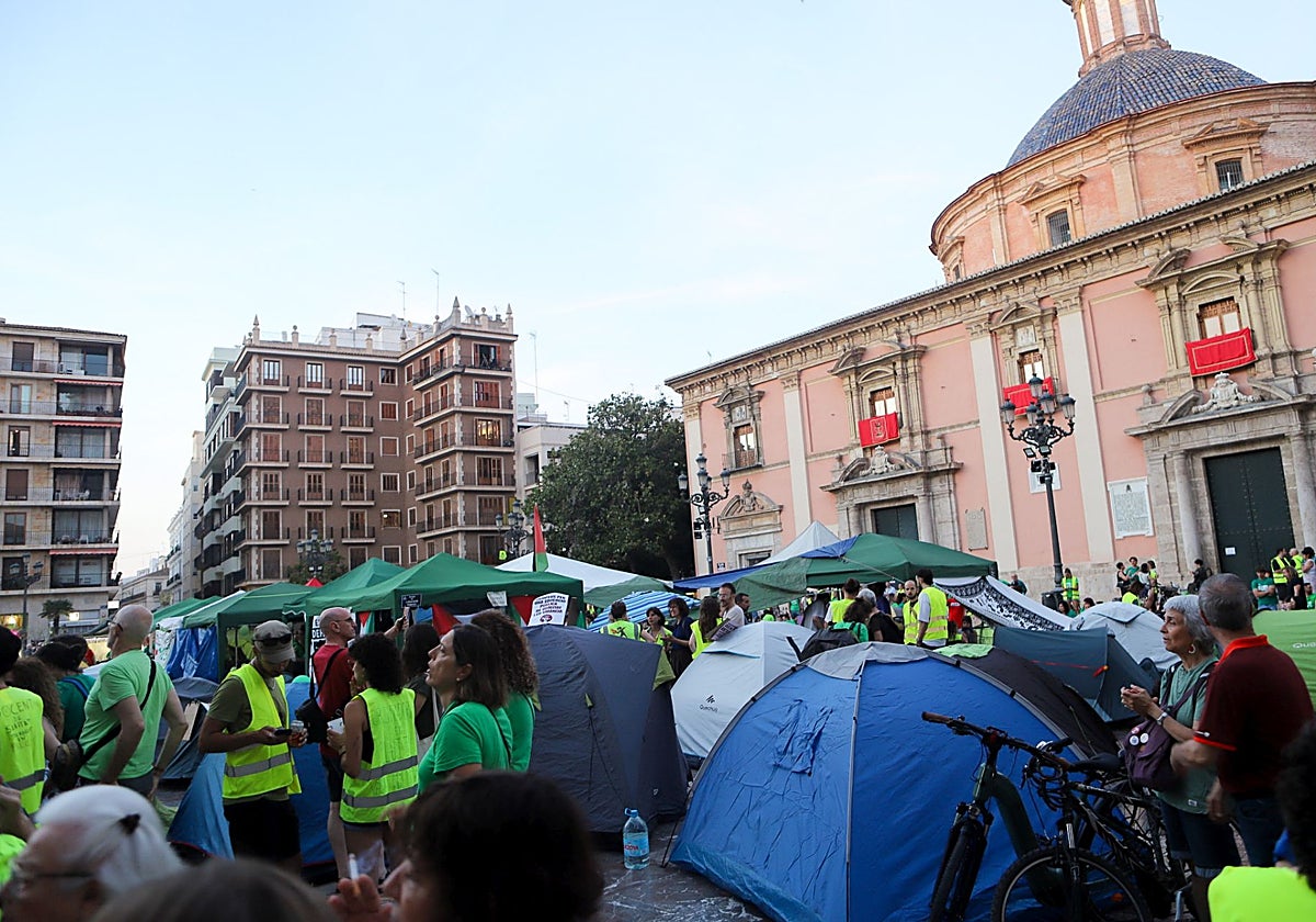Segundo día de acampada en la plaza de la Virgen y con las administraciones enfrentadas