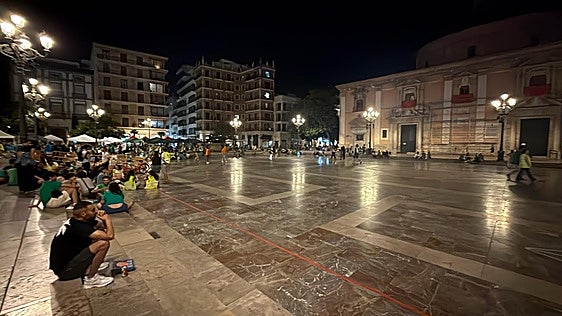 Los profesores trasladan el campamento en la plaza de la Virgen para no interferir en el Corpus