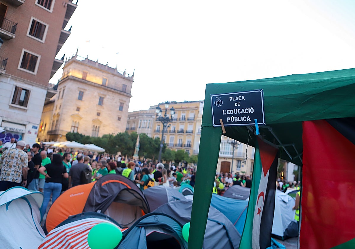 El dilema del desalojo de las personas acampadas en la plaza de la Virgen