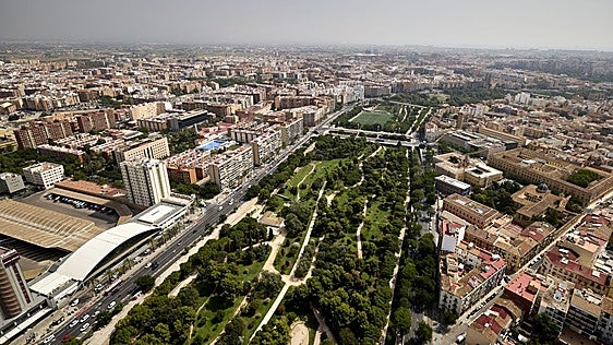 El Gulliver II: Un muñeco sentado de nueve metros de altura en el jardín del Turia
