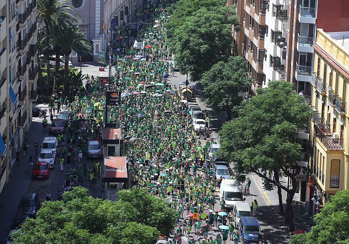 Otra marcha multitudinaria de docentes llena el centro de Valencia