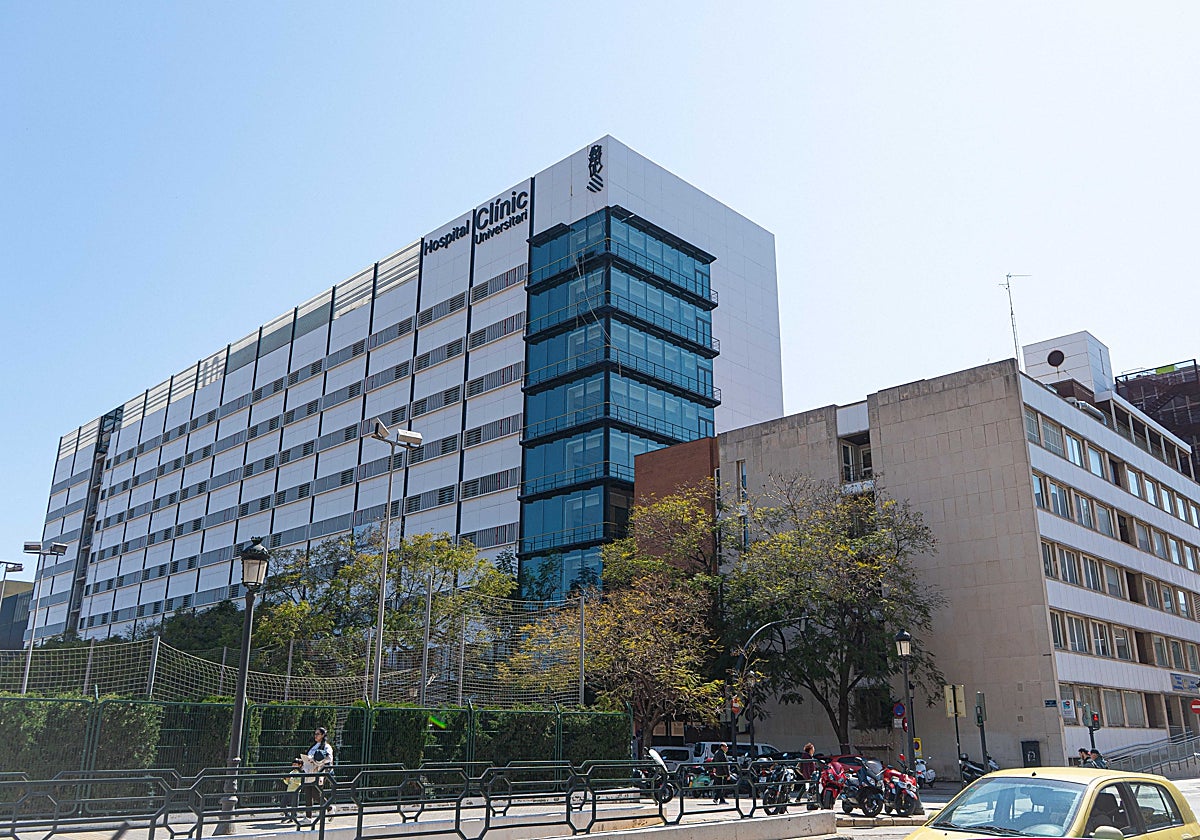 Un niño de diez años sufre una rotura de tibia y peroné en su colegio tras caerle encima la rama de un árbol