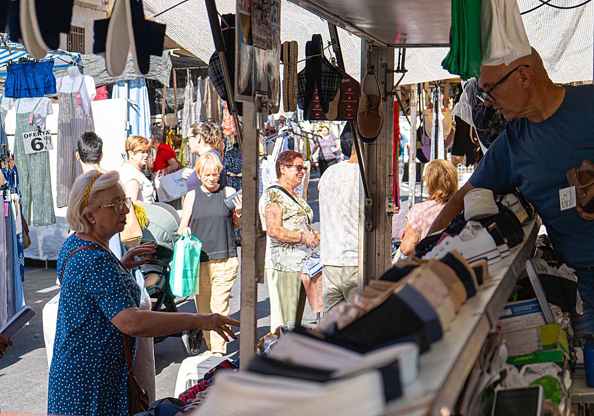 Dentro del mercado de Castellar-l'Oliveral: «De ropa usada, nada; eso es más de la ciudad. Aquí buscan calidad»