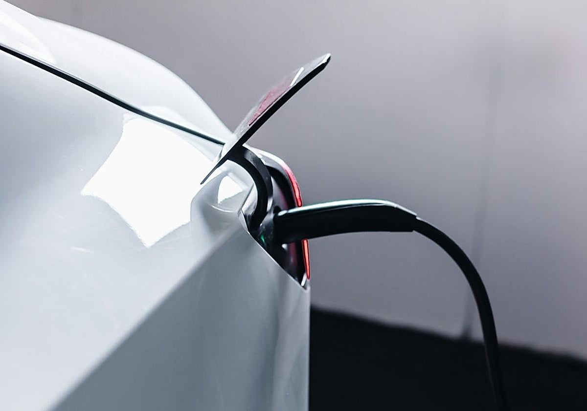 El Supremo lo confirma: puedes instalar un cargador eléctrico para el coche en el garaje sin autorización de la comunidad