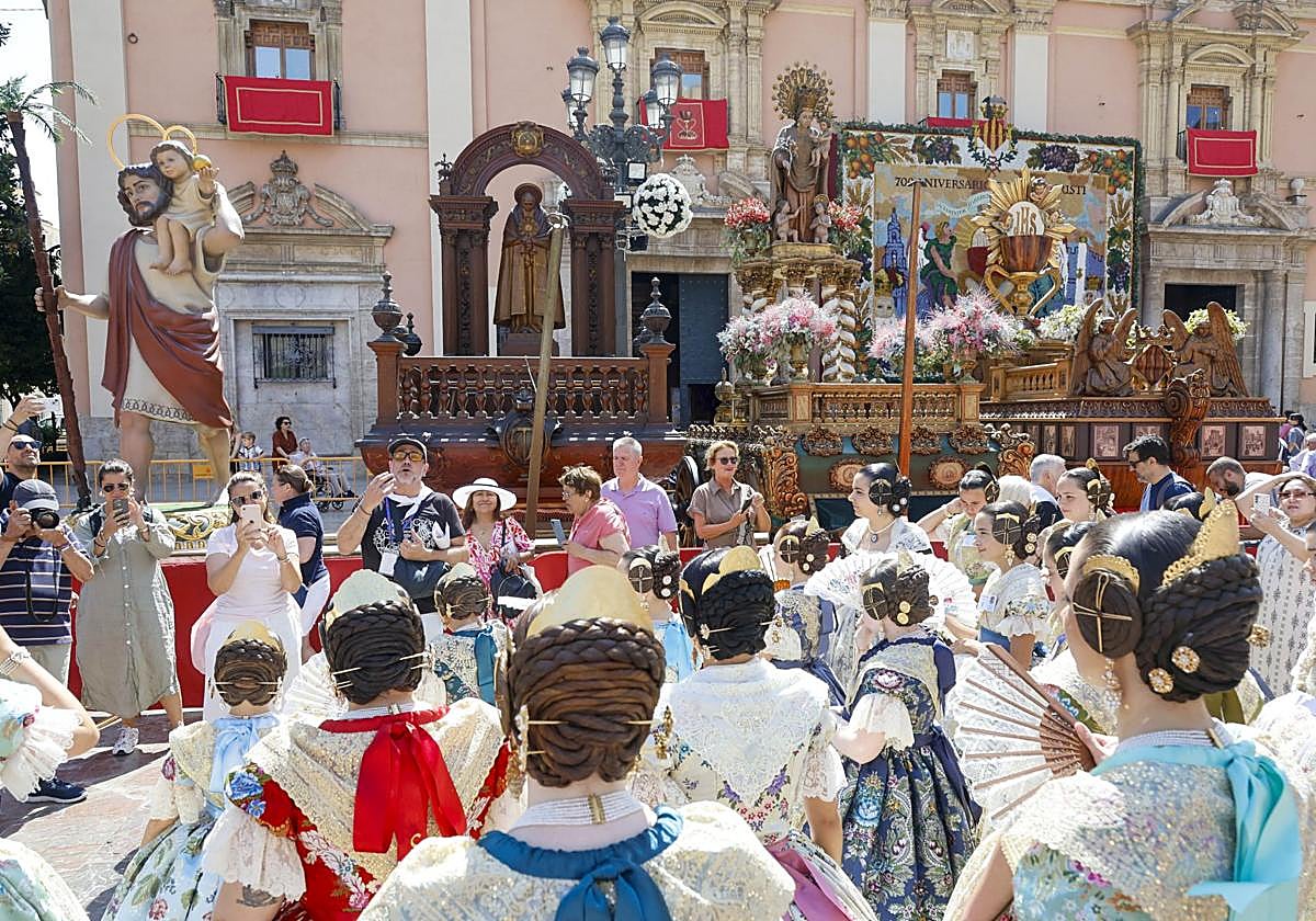 Miles de personas disfrutan del Corpus en Valencia
