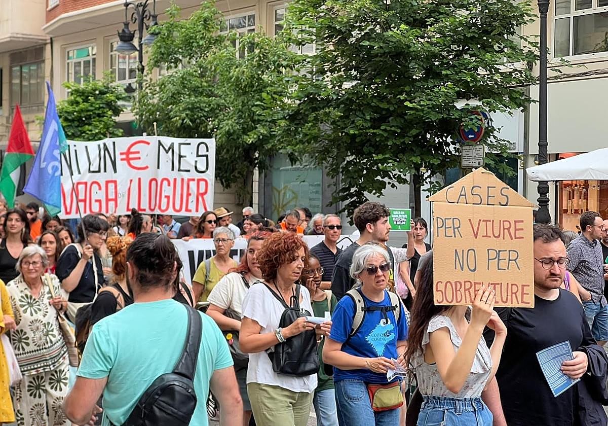 Miles de personas protestan en Valencia contra el negocio de la vivienda