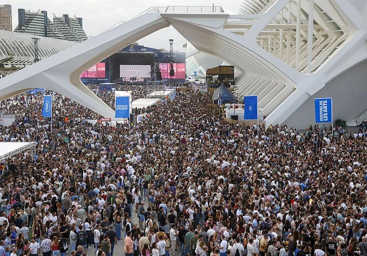 Los artistas protestan en el Festival de Les Arts: «Ya sabemos que no se oye, amigos»