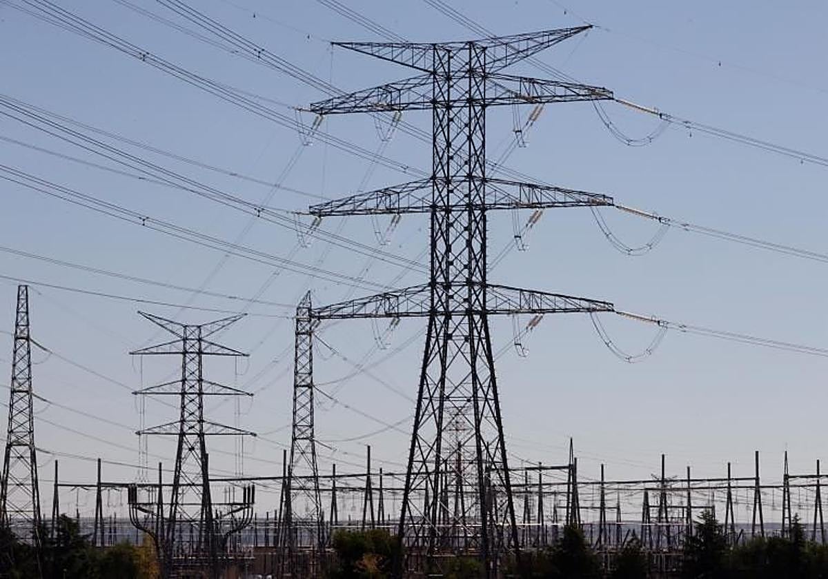 El precio de la luz cae este domingo: las 9 horas gratis para enchufar los electrodomésticos