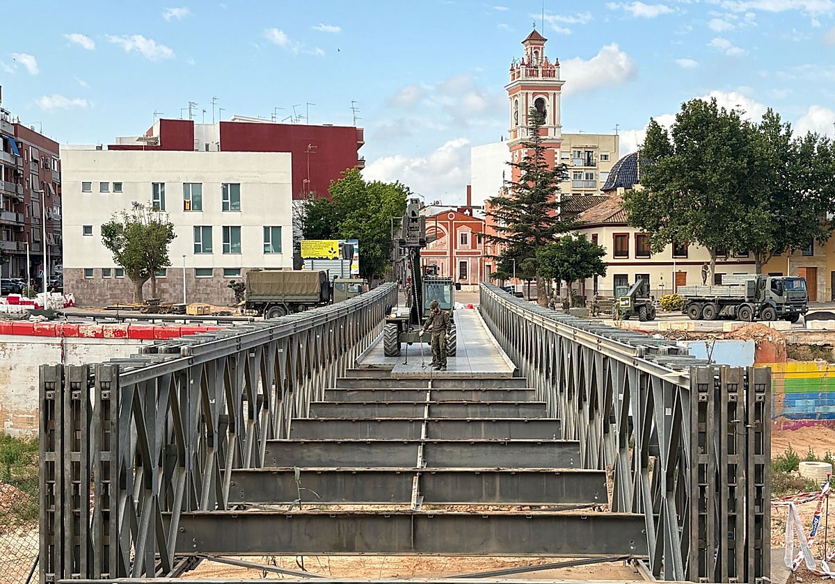 El Ejército desmonta el puente militar sobre el Poyo en Pica