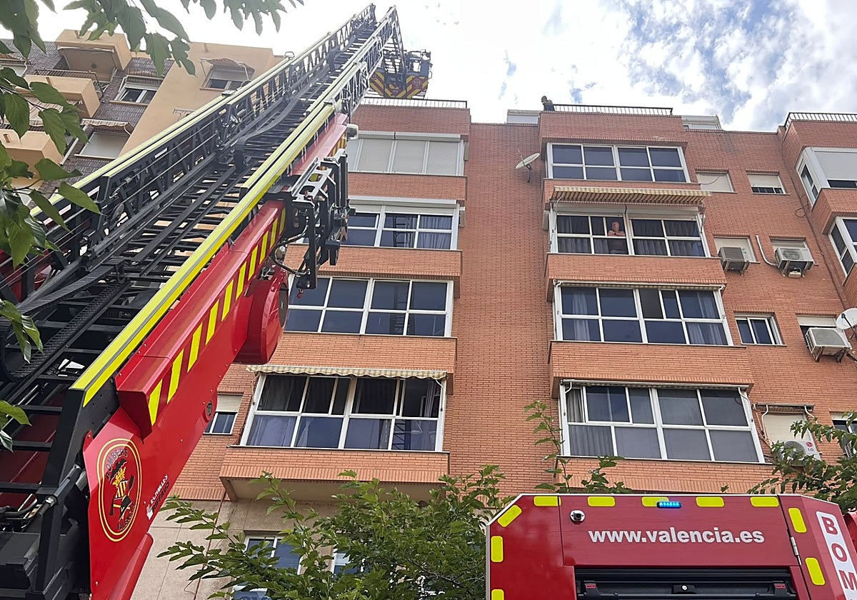 Rescatan a un anciano en Valencia tras una caída doméstica g