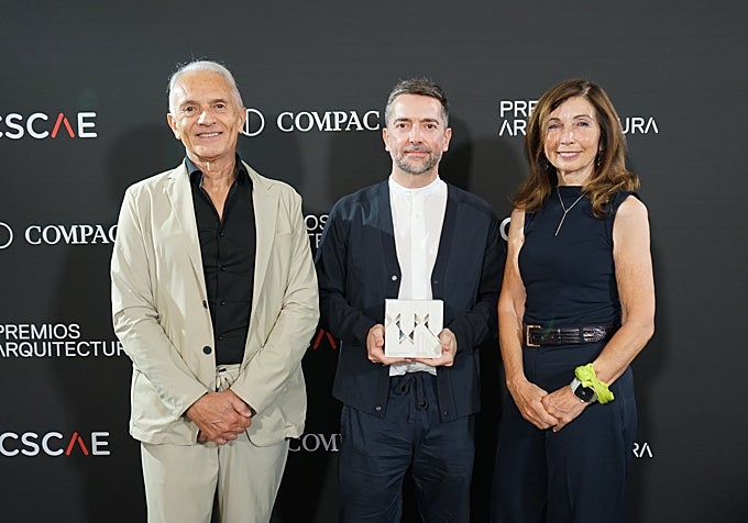 José Fernández-Llebrez Muñoz, en el centro tras recibir su premio de manos de Salvador Lara y Marta Vall-llossera.