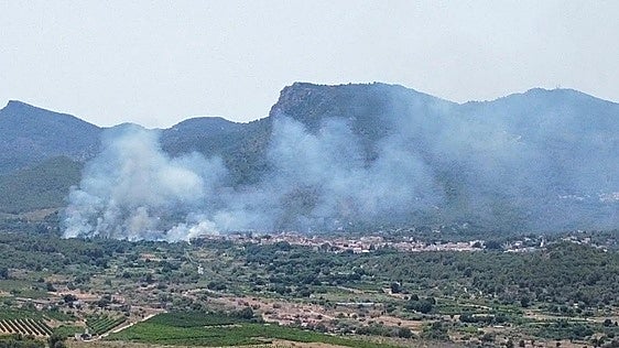 Un incendio en Estivella obliga a cerrar el puerto de Sagunto para que dos aviones anfibios participen en la extinción