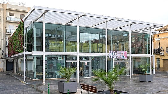 Finalizan las obras de reparación de la cubierta y la instalación del jardín vertical del Mercado Municipal