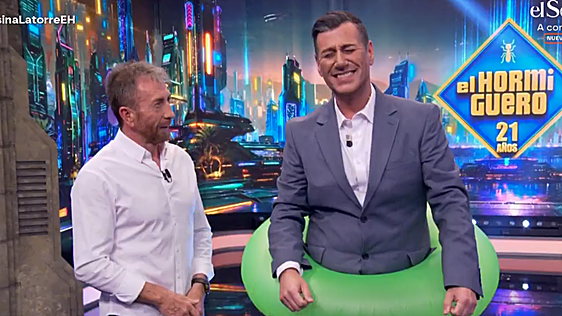 El rocambolesco inicio de nueva temporada de 'El Hormiguero': robots desfilando, parodia a Pedro Sánchez y entrevista improvisada a Carlos Latre