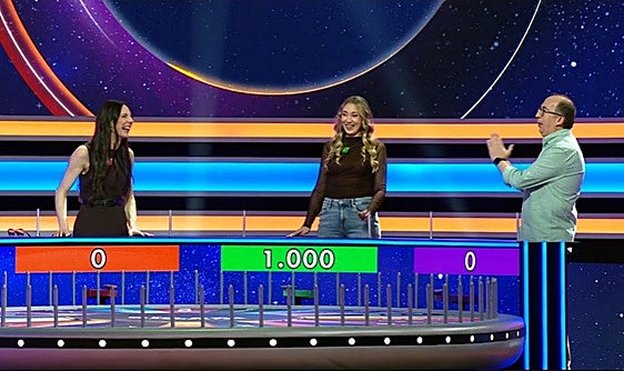Una concursante resuelve el último panel de La Ruleta de la Suerte Noche, que cambia las normas y ofrece un premio histórico