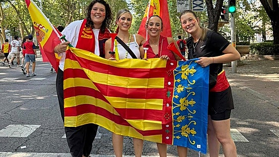 El viaje exprés de cuatro valencianas a Madrid para celebrar la segunda estrella: «Mire a mi amiga y dijimos nos vamos de una»