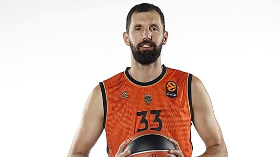Nikola Mirotic ya posa con la camiseta del Valencia Basket