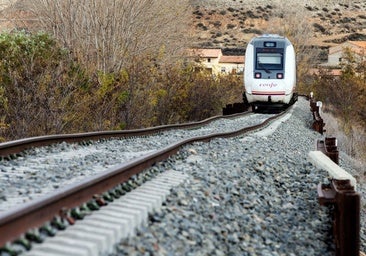 Un tren cerca del municipio de Navarrete del Río.