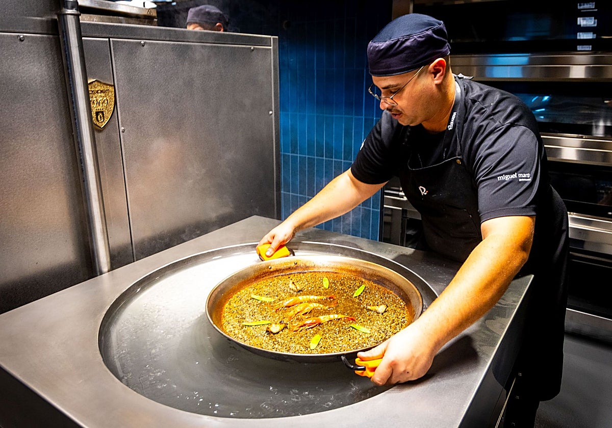 Cómo hacer el socarrat de la paella sin que se queme