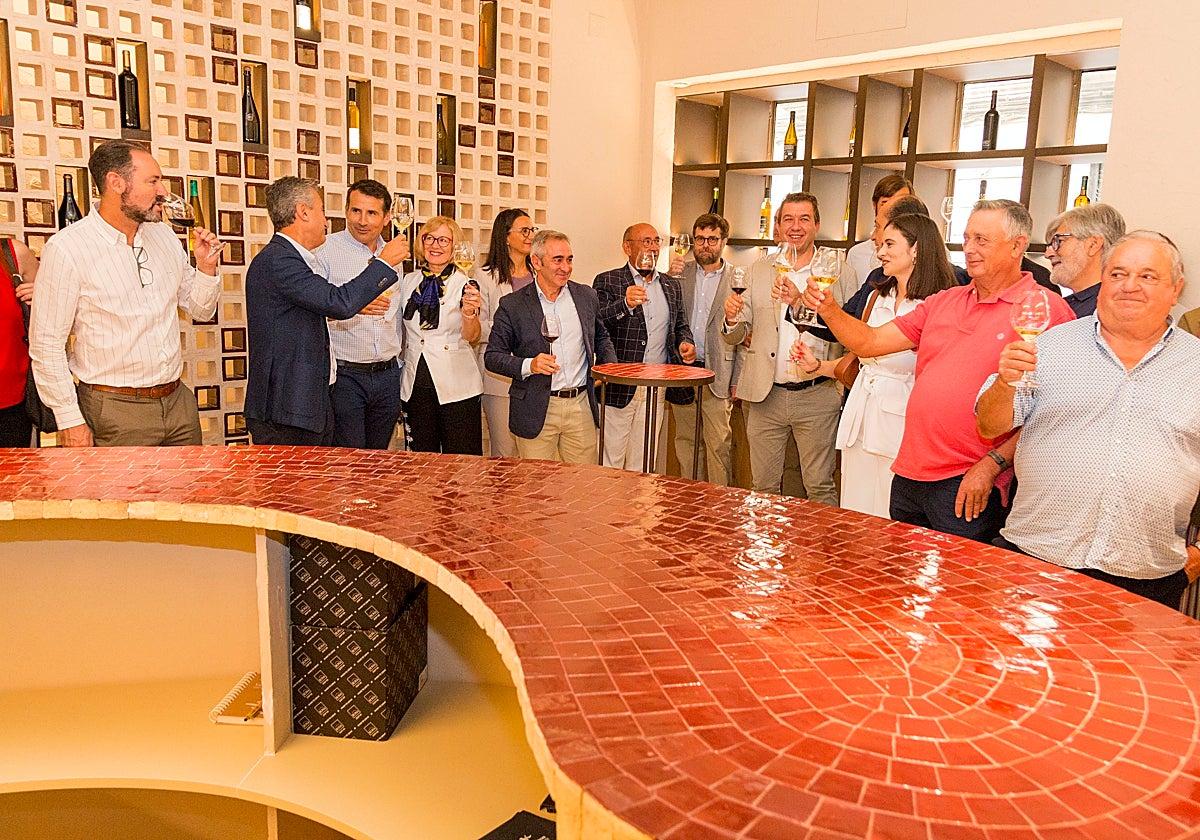 Momento de la inauguración con la participación de bodegueros y autoridades.