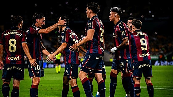 La pelea por el once titular en el Levante de Luís Castro