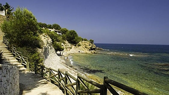 La cala oculta de la Comunitat: «Una piscina natural de agua verde turquesa»