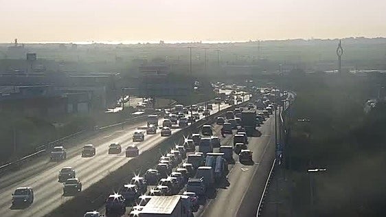 Dos accidentes en la V-30 y un vehículo ardiendo complican el tráfico en Valencia en la mañana de este lunes