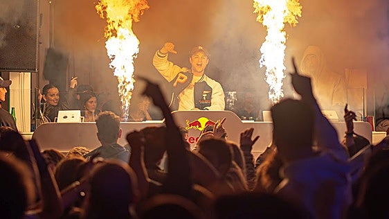 El dj de las discotecas de moda en verano: «Lo más difícil es encontrar sitio para el descanso»