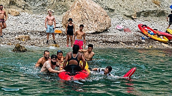 La unidad de vigilancia marítima de la Policía Local de Calp llevan a cabo el primer rescate de la temporada