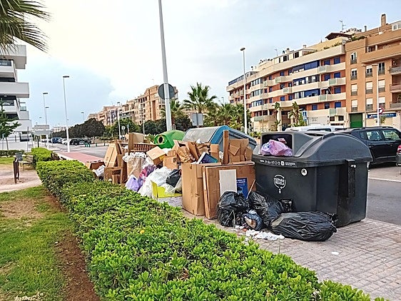 La huelga de la limpieza en Sagunto ya deja desperdicios por la ciudad