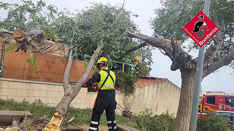 Las tormentas dejan tres incendios forestales y un desprendimiento en la Comunitat