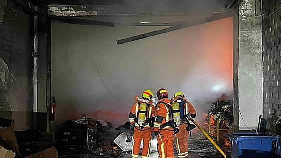 Arde una imprenta en el polígono El Pla de Ontinyent