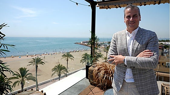 El trabajo del director de un hotel de playa en verano: «Estos meses nos lo jugamos todo»