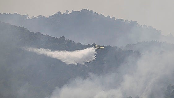 Día crucial para frenar el incendio de la Vall d'Uixó