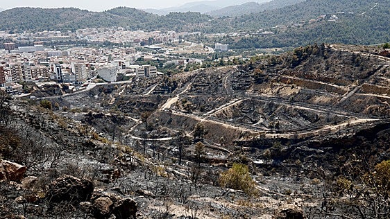 El fuego de la Vall d'Uixó sigue sin control tras asolar 10.000 hectáreas