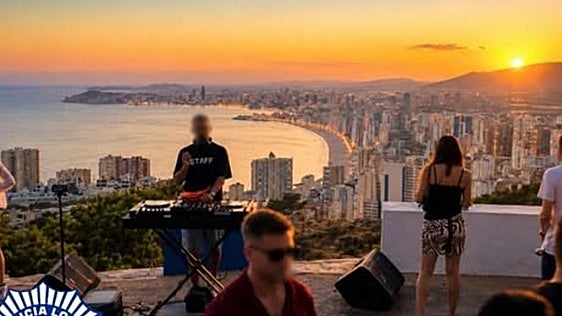 La Policía de Benidorm desmantela una rave ilegal y tira de ironía con los multados: «Firmamos unos cuantos autógrafos»