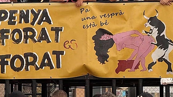 Polémica en Sagunto por el cartel sexista de un toro y una mujer desnuda: «Para una tarde está bien»