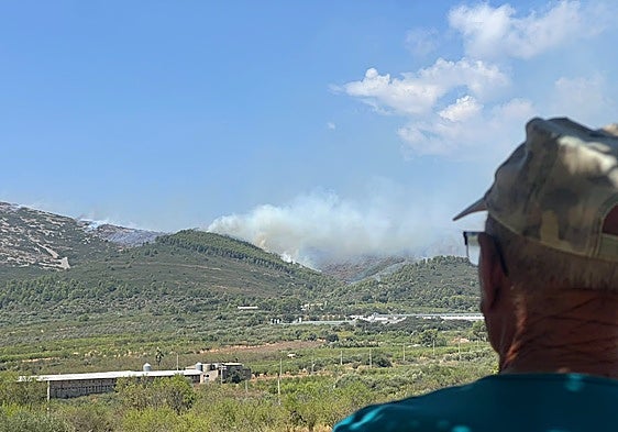 Calma tensa en Tírig ante el avance del incendio: «En cuanto vimos el rayo caer, llamamos al 112»