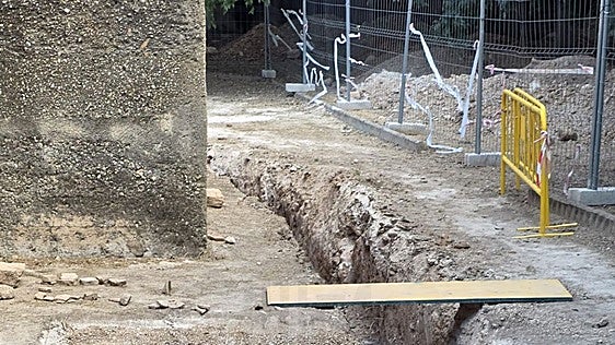 Aparecen restos de un cementerio medieval y de una calzada romana durante las obras en la ermita de Carcaixent