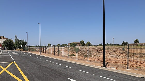 Torrent recupera una de las calles más afectadas por la dana con la construcción de una gran escollera  para consolidar el terreno