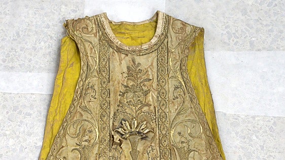 Recuperan varias piezas textiles de valor histórico y artístico llenas de barro de la parroquia de Chiva