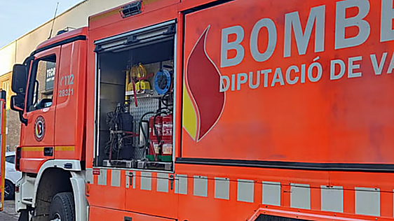 Un incendio de vegetación obliga a interrumpir la circulación de Metrovalencia entre Realón y Torrent