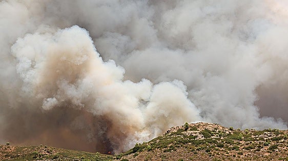 El fuego avanza sin control por la Calderona y obliga a evacuar Gátova con un ES-Alert