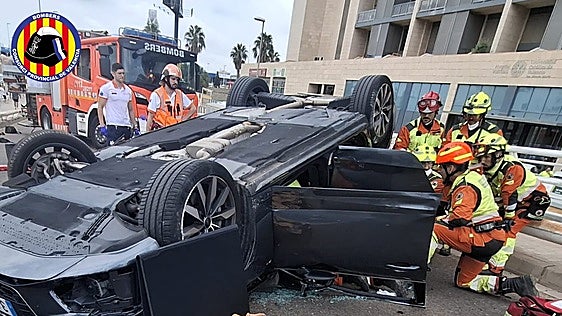 Bomberos excarcelan a un herido en un accidente de tráfico en Burjassot