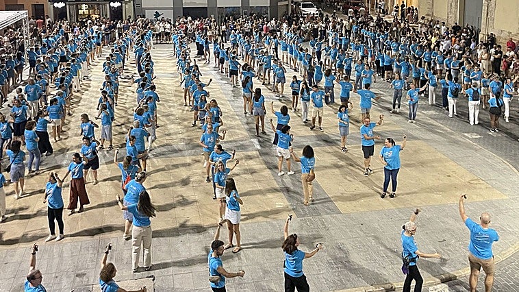 La novena y ensayos en la calle para celebrar la fiesta más internacional de Algemesí