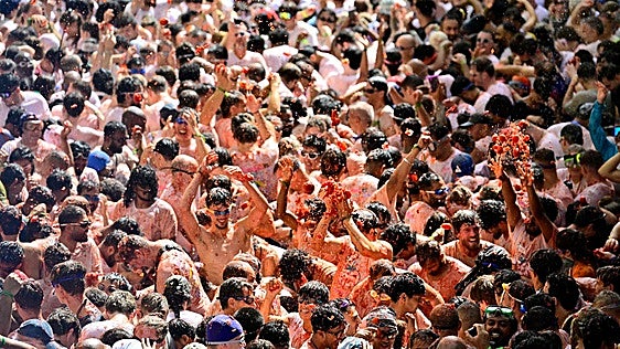 La Tomatina tiñe de rojo Buñol